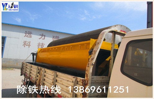 小型磁选机设备适用于湿式磁选工艺,是磁选试验常用设备.远力磁电生产的小型磁选机设备磁场强度9000-10000GS,适用于赤铁矿.褐铁矿.镜铁矿.锰矿.镍矿.钛铁矿等弱磁性矿物的湿式磁选作业. 1.小型磁选机的工作原理 是矿浆经给矿箱流入槽体后,在给矿喷水管的水流作用下,矿粒呈松散状态进入槽体的给矿区.在磁场的作用,磁性矿粒发生磁聚而形成“磁团”或“磁链”,“磁团”或“磁链”在矿浆中受磁力作用,向磁极运动,而被吸附在圆筒上.由于磁极的极性沿圆筒旋转方向是交替排列的,并且在工作时固定不动,“磁团”或“磁链”在随圆筒旋转时,由于磁极交替而产生磁搅拌现象,被夹杂在“磁团”或“磁链”中的脉石等非磁性矿物在翻动中脱落下来,最终被吸在圆筒表面的“磁团”或“磁莲”即是精矿.精矿随圆筒转到磁系边缘磁力最弱处,在卸矿水管喷出的冲洗水流作用下被卸到精矿槽中.非磁性或弱磁性矿物被留在矿浆中随矿浆排出槽外,即是尾矿.