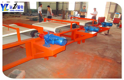 干式磁选机工作原理及参数,远力磁电生产的干式磁选机,所选择的矿物主要是石英砂,石英砂其实是一种重要的非金属矿物,主要是被石英石加工破碎.石英砂的一个重要应用是作为陶瓷体和釉料原料使用,但往往含有赤铁矿,褐铁矿,黑云母等杂质. 1.干式磁选机的工作原理 石英砂干式高强磁磁选机可以去除一种铁杂质,提高煅烧后石英砂的亮度,以及陶瓷制品的光泽度,从而提高产品的价值石英砂干式高强度磁选机使用带式分选结构,在整个工作区从进料到物料,由带驱动的材料,物料可以进行多次磁力搅拌,同时起到水冲洗的作用,去除磁性尾矿,带有磁性将矿物输送到选板机的退磁区,使得具有磁性的矿物通过退磁装置去除,完成修整过程,机器功率小,处理量大,磁场强度高,实现质量好,可以获得更大的效益.